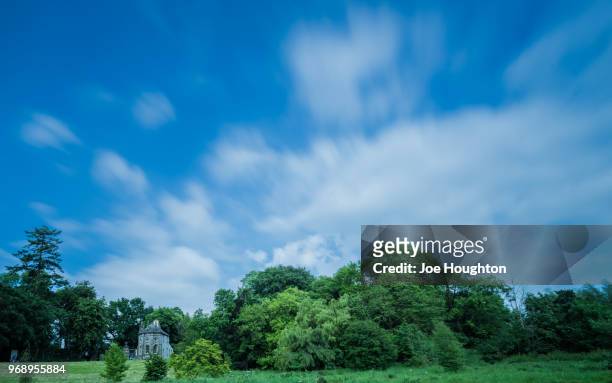 clouds over castletown demesne gatehouse - joe houghton stock-fotos und bilder