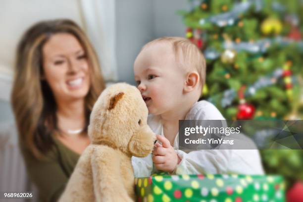 felizes 10 meses de idade bebê e mãe com árvore de natal e o presente - mama bear - fotografias e filmes do acervo