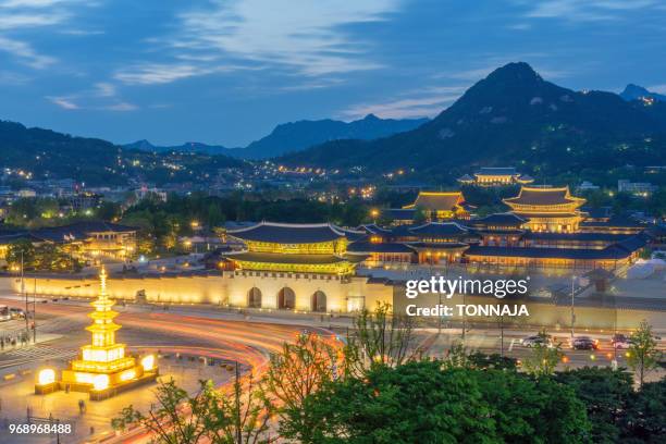 light illumination geyongbokgung palace in seoul at night, south korea - gwanghwamun platz stock-fotos und bilder