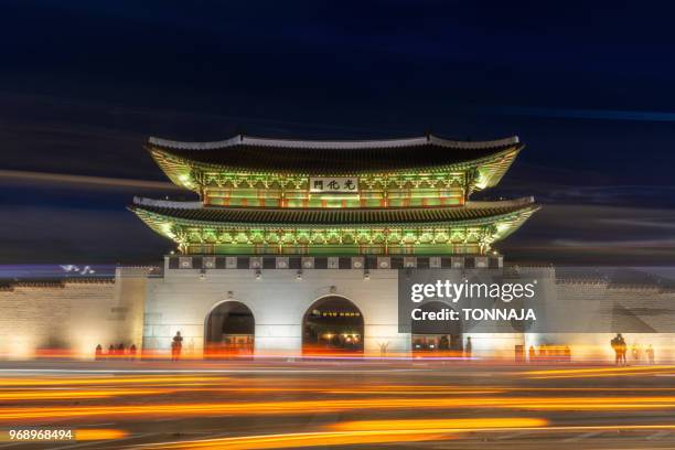 gwanghwamun gate at geyongbokgung palace in seoul at night, south korea - gwanghwamun platz stock-fotos und bilder
