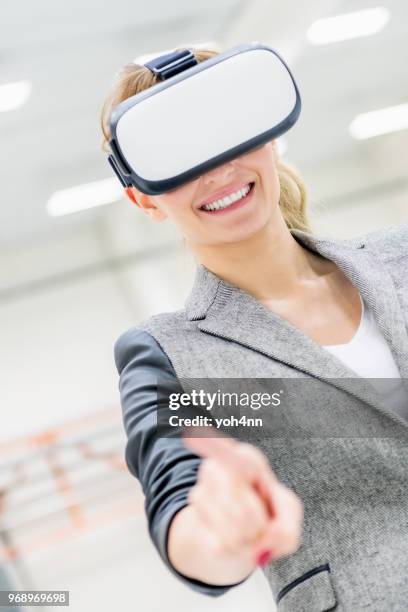 lunettes de réalité virtuelle & responsable d’entrepôt - yoh4nn photos et images de collection