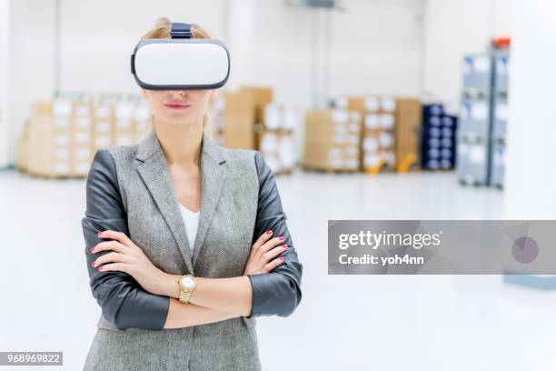 virtual reality & confident manager - yoh4nn stock pictures, royalty-free photos & images