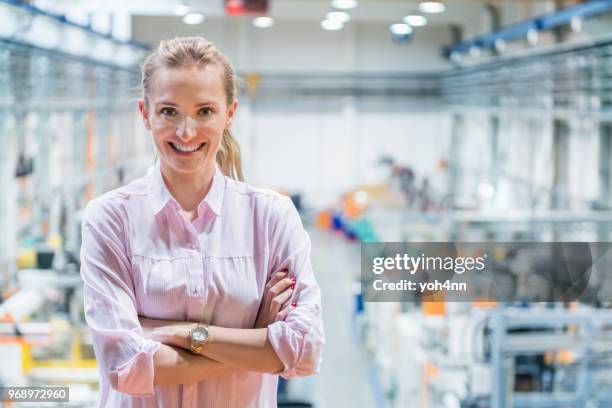 femme d’affaires positives avec les bras croisés - moulant photos et images de collection