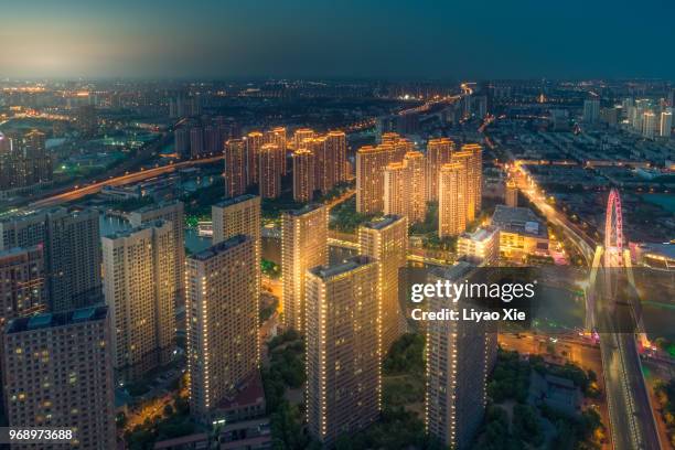 aerial view of residential building and ferris wheel - liyao xie 個照片及圖片檔