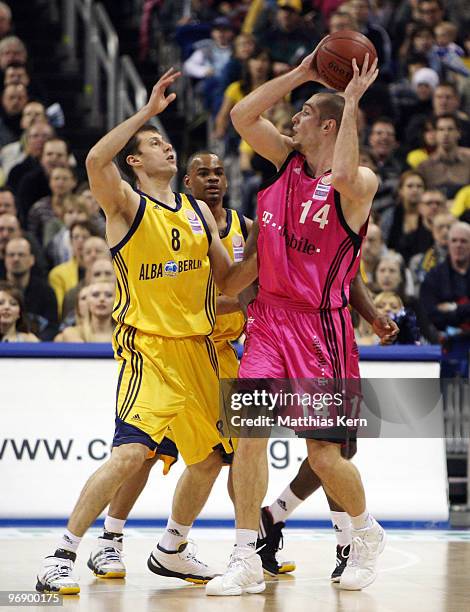 Dragan Dojcin of Berlin battles for the ball with Tim Ohlbrecht of Bonn during the Beko Basketball Bundesliga match between Alba Berlin and Telekom...