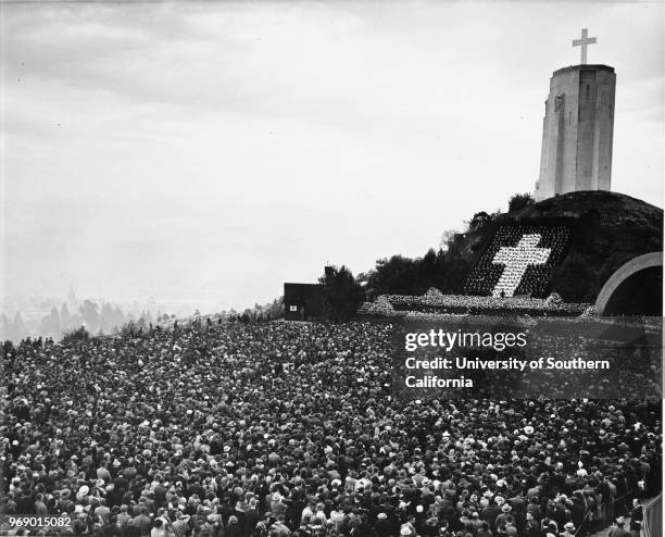 Easter Sunrise Services at the Forest Lawn Memorial Park with a crowd of thousands facing a huge cross, Glendale, California, early to mid twentieth...