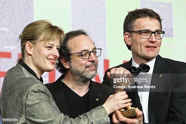 Co-producer Bettina Brokemper, director Semih Kaplanoglu and co-producer Johannes Rexin pose with the Golden Bear Award for Best Film at the 'Award...