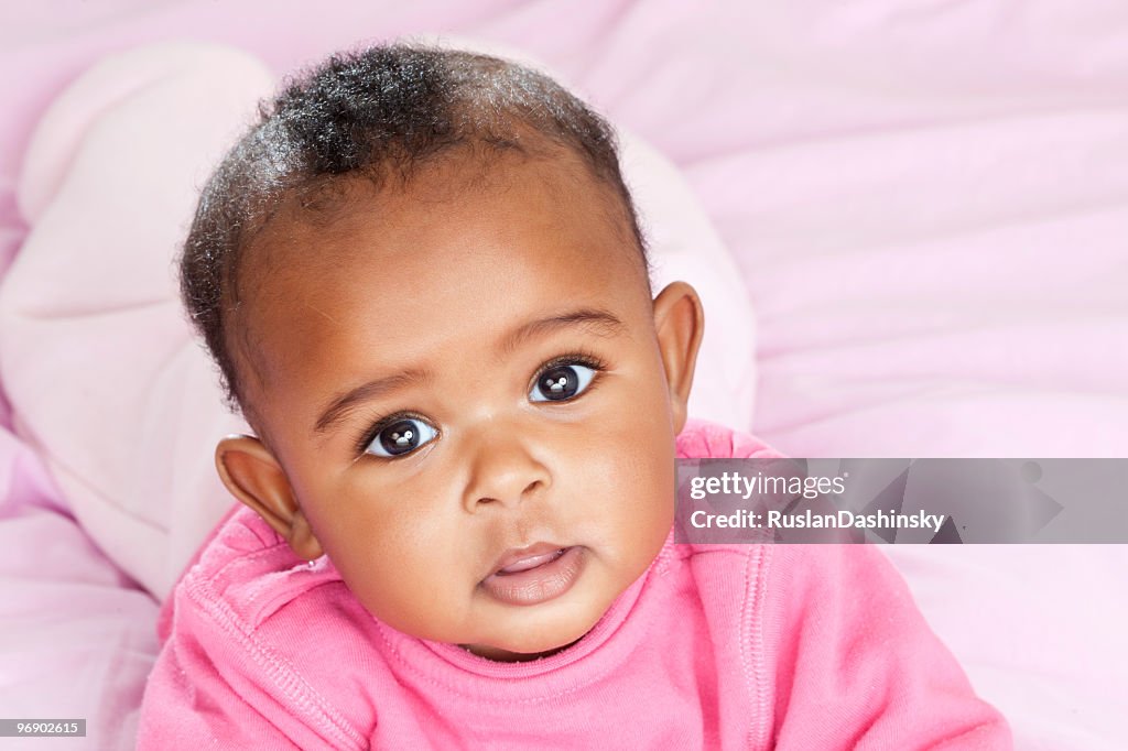 Bébé Allongé sur le lit.