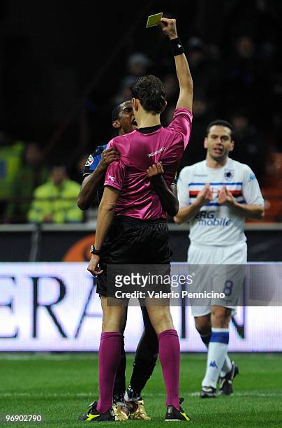 Samuel Eto o of FC Internazionale Milano protests as he receives a yellow card from referee Paolo Tagliavento, during the Serie A match between FC...