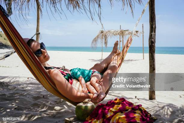 baby girl sleeping on a hammock at the beach in thailand - beautiful beach babes 個照片及圖片檔