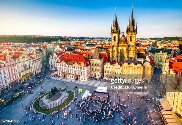 luchtfoto van oude stadsplein in praag - bohemia czech republic stockfoto's en -beelden