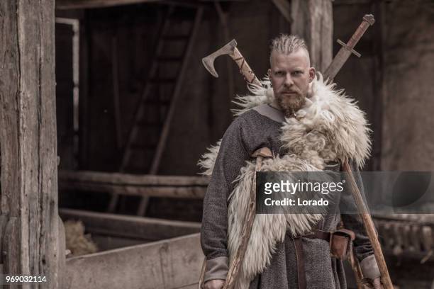 kaukasische bearded viking warrior chief mannelijke in de buurt van boerderij omgeving - cosplay stockfoto's en -beelden
