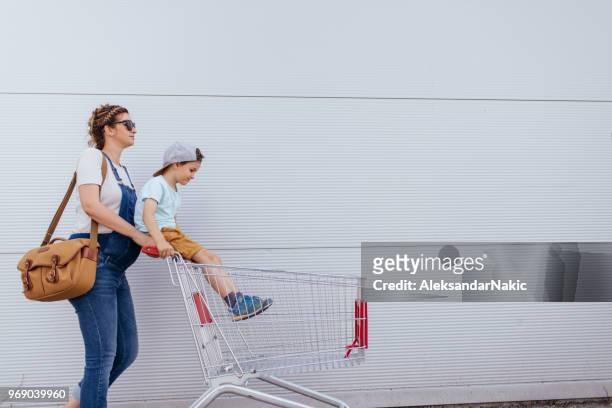 lebensmittel-einkaufsservice - shopping cart stock-fotos und bilder