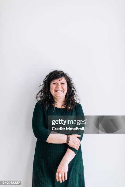 lichaam positieve jonge vrouwelijke staande, glimlachen en kijken naar camera - lean stockfoto's en -beelden