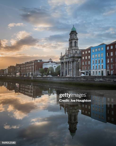 dublin quays by night - dublin historic stockfoto's en -beelden