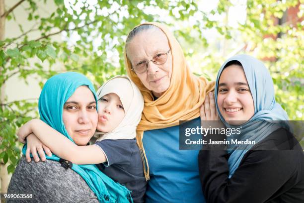 muslim multi generational family portrait - jasmin merdan stock-fotos und bilder