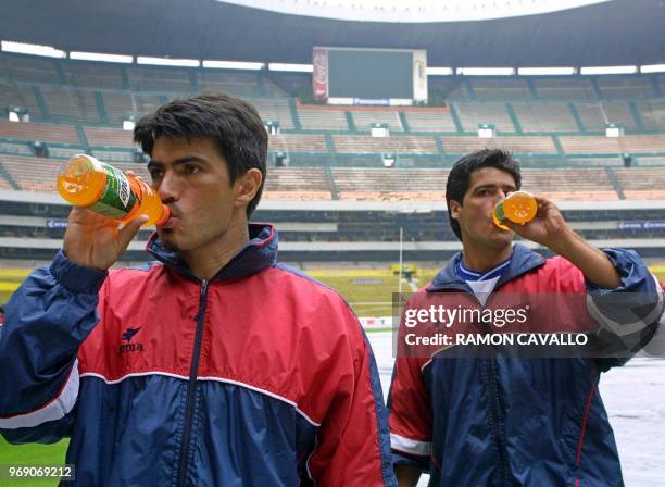 Mauro Solis and Favio Miranda of the Costa Rica soccer team, drink after a long practice in the Azteca stadium, in Mexico City, 15 May 2001. Afp...