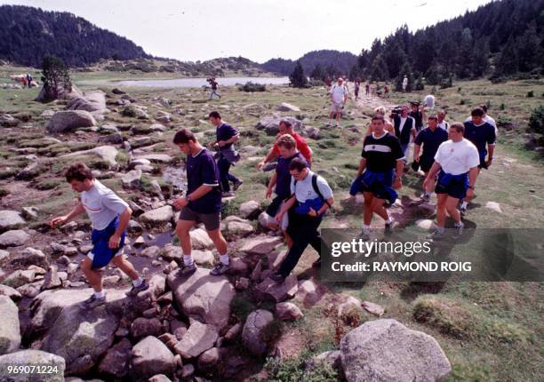 Les joueurs de l'équipe de france de rugby effectuent une randonnée autour des lacs du massif du Carlit, le 19 août 1999, lors du stage...