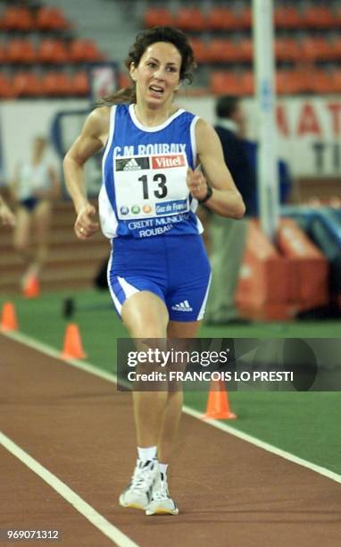 La française Ouali Fatiha du CM Roubaix passe en tête le 19 février 2000 la ligne d'arrivée du 3000 m marche lors des championnat de France...