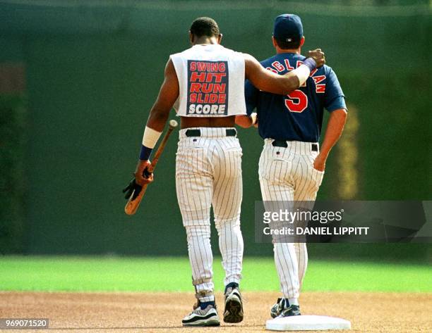 Chicago Cubs Sammy Sosa walks with Manager Jim Riggelman to take early batting practice before their game 20 September at Wrigley Field in Chicago,...