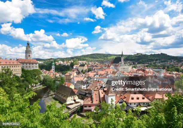 elevated cesky krumlov cityscape with vltava river, castle and romantic sky in czech republic, a unesco heritage site - cesky krumlov stockfoto's en -beelden