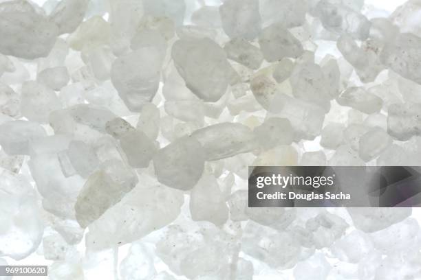 close-up of rock salt crystals (sodium chloride) - rock salt stockfoto's en -beelden