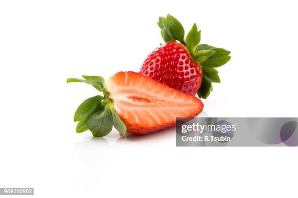 red ripe strawberry fruits on a dark background - condición natural fotografías e imágenes de stock