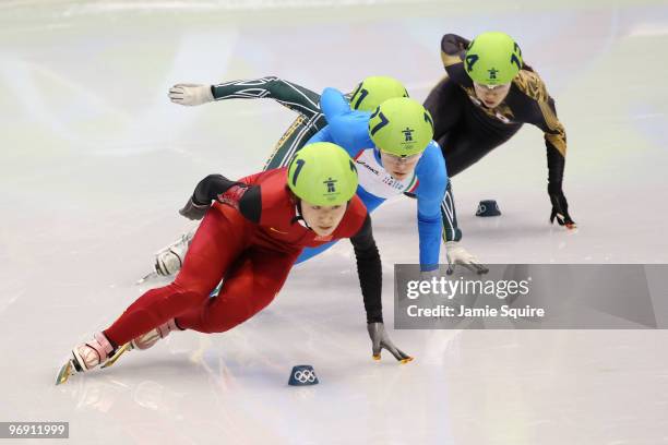 Sun Linlin of China leads Arianna Fontana of Italy, Tatiana Borodulina of Australia, and Hiroko Sadakane of Japan during the Short Track Speed...