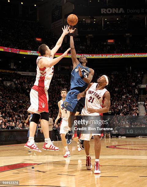 Josh Howard of the Washington Wizards tries to sink the floater over Hedo Turkoglu and Antoine Wright of the Toronto Raptors during a game on...