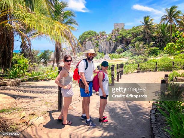 tourists happy enjoying tulum ruins - latin american civilizations - fotografias e filmes do acervo