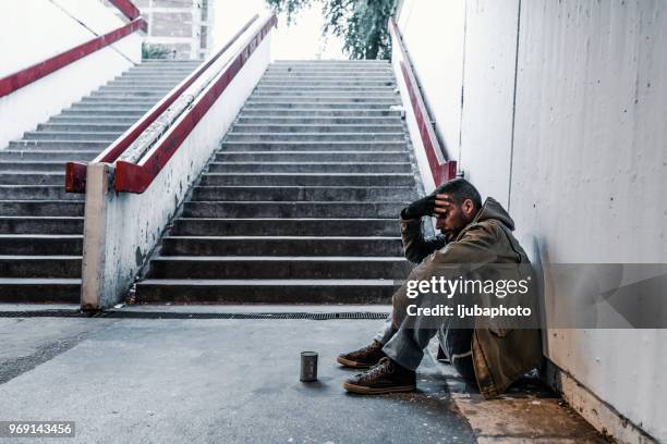 obdachloser betteln um geld - obdachlosigkeit stock-fotos und bilder