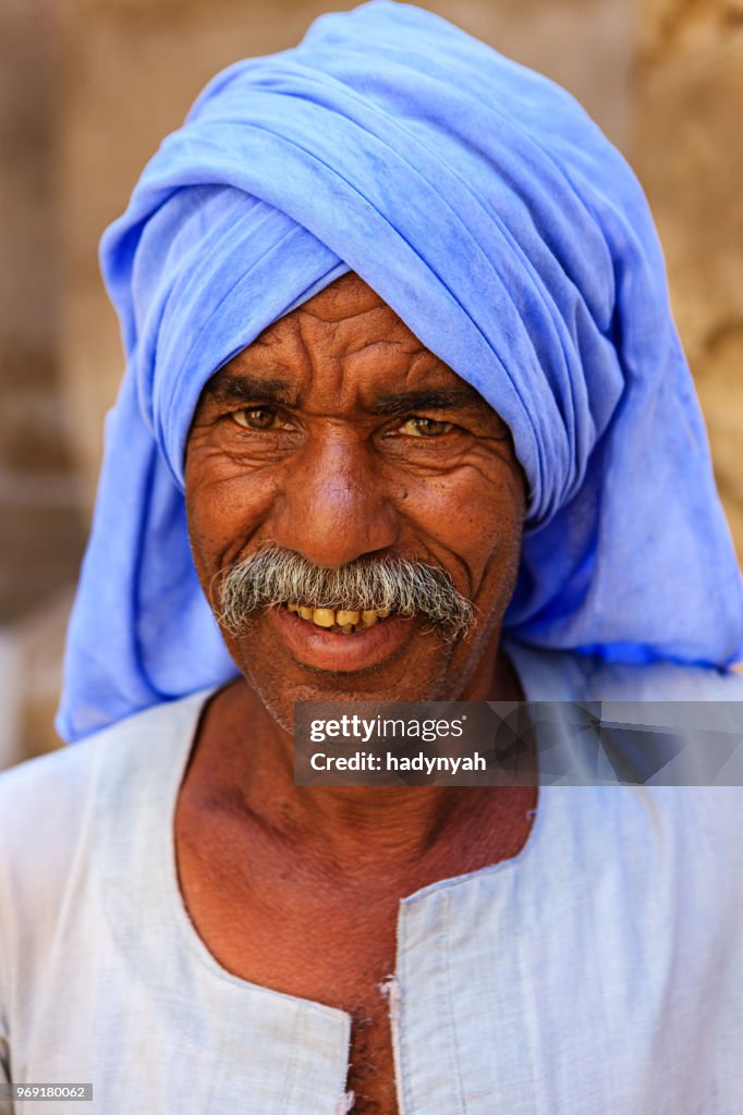 Ägyptischen Mannes in antiken Tempel, Ägypten