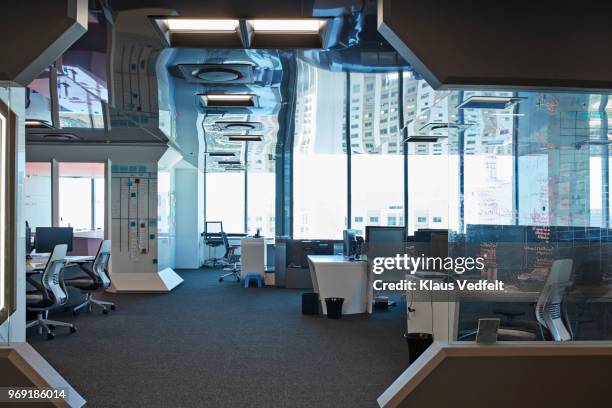 interior shots of modern designed open office - bureau vide photos et images de collection