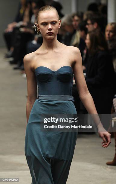 Model walks the runway at the Richard Nicoll show during London Fashion Week Autumn/Winter 2010 at TopShop Venue on February 21, 2010 in London,...