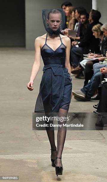 Model walks the runway at the Richard Nicoll show during London Fashion Week Autumn/Winter 2010 at TopShop Venue on February 21, 2010 in London,...