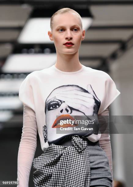 Model walks down the catwalk during the Richard Nicoll Fashion Show at the Top Shop show space as part of London Fashion Week on February 20, 2010 in...