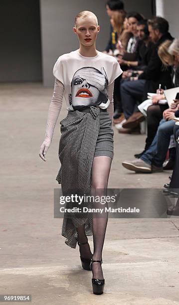 Model walks the runway at the Richard Nicoll show during London Fashion Week Autumn/Winter 2010 at TopShop Venue on February 21, 2010 in London,...