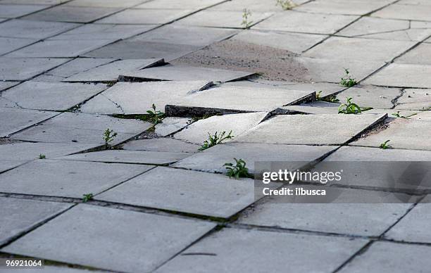 earthquake effects on sidewalk - sidewalk stockfoto's en -beelden