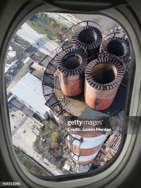 airplane window view of industry chimney - jasmin merdan stock-fotos und bilder