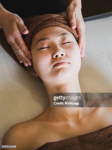 japanese facial treatment - body massage japan stock pictures, royalty-free photos & images