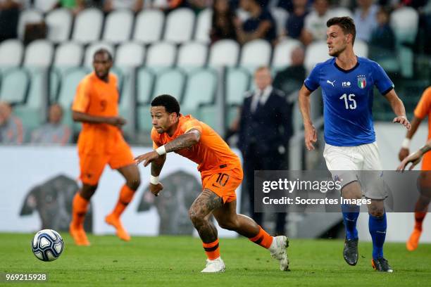 Memphis Depay of Holland, Daniele Rugani of Italy during the International Friendly match between Italy v Holland at the Allianz Stadium on June 4,...