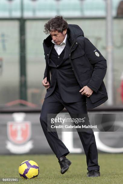 Head coach Alberto Malesani of Siena during the Serie A match between AC Siena and SSC Napoli at Stadio Artemio Franchi on February 21, 2010 in...