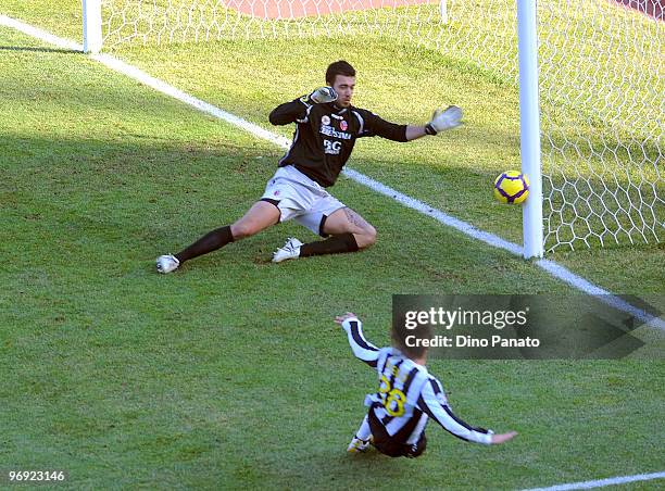 Diego Ribas da Cunia of Juventus takes a shot at Emiliano Viviano goalkepeer of Bologna during the Serie A match between Bologna FC and Juventus FC...