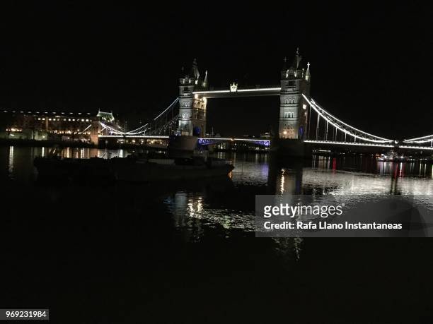 tower bridge london at night - londres inglaterra photos et images de collection
