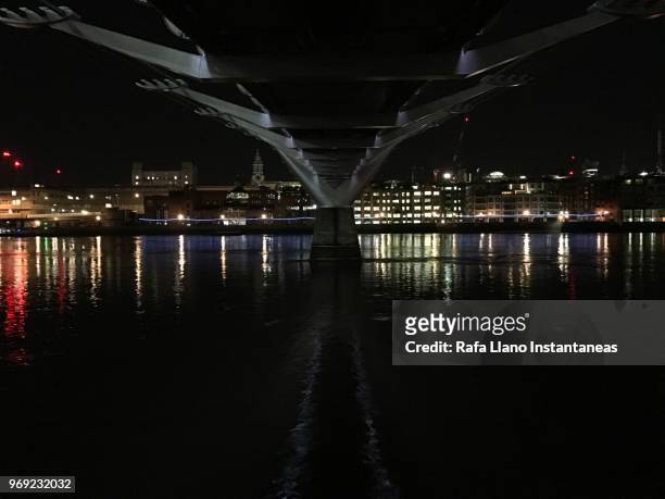 forster bridge at night - londres inglaterra photos et images de collection