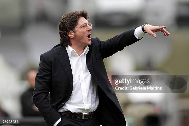 Napoli head coach Walter Mazzarri gestures during the Serie A match between AC Siena and SSC Napoli at Stadio Artemio Franchi on February 21, 2010 in...