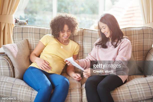 zwangere vrouw scan tonen aan vriend - sturti stockfoto's en -beelden
