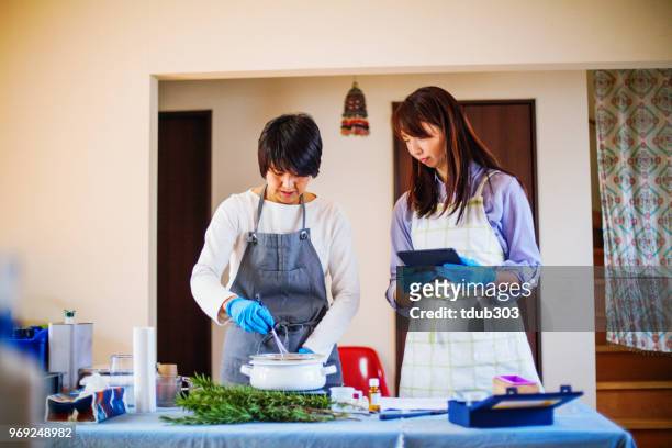 zwei frauen machen bio-seife zusammen zu hause in der küche - stadt okayama stock-fotos und bilder