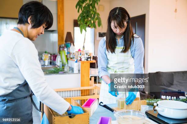 zwei frauen machen bio-seife zusammen zu hause in der küche - stadt okayama stock-fotos und bilder