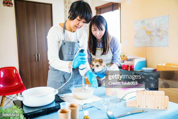 zwei frauen machen bio-seife zusammen zu hause in der küche - stadt okayama stock-fotos und bilder